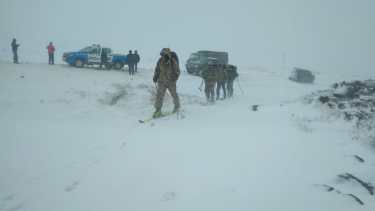 Uno de los grupos del Ejército sale en búsqueda de los extraviados.