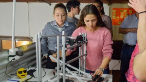Estudiantes neuquinos competirán con su robot recolector de contaminantes en la Copa Robótica