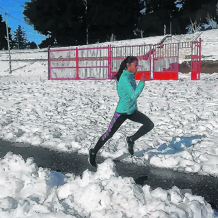 Rocío Reyes desafió el frío y la nieve para completar su entrenamiento antes de viajar al Campeonato Nacional de Cross Country. Foto: gentileza