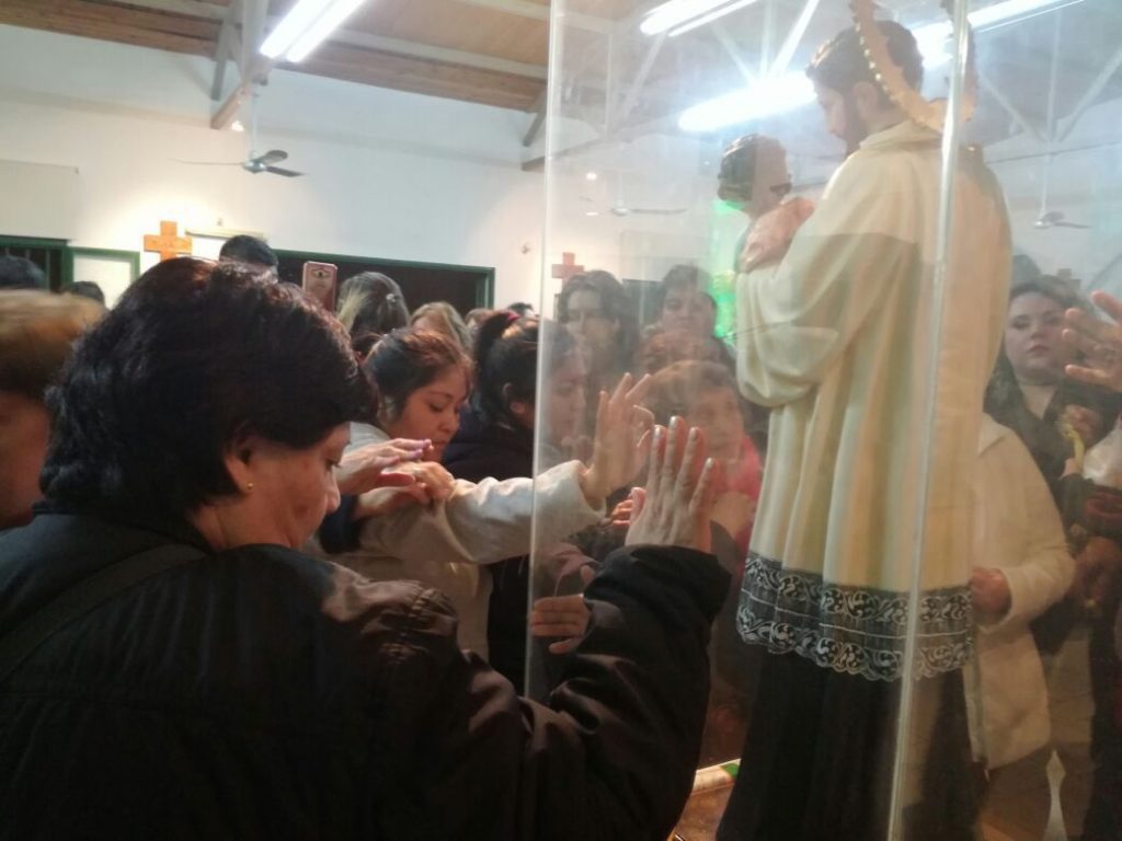 Cientos de peregrinos llegan todos los años a la capilla de calle Güemes casi Mendoza. (Foto: Archivo)