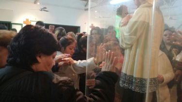 Cientos de peregrinos llegan todos los años a la capilla de calle Güemes casi Mendoza. (Foto: Archivo)