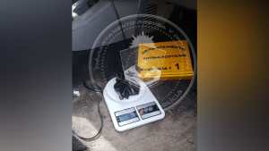 Se tapó la cara para evitar a la policía pero lo detuvieron con cocaína en Neuquén