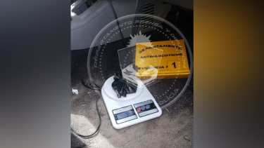 La droga estaba en una bolsa negra en la guantera. (Foto: Gentileza.-)