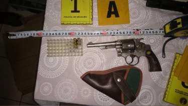 La policía secuestró un revólver, una picana, un auto y ropa. (Foto: Gentileza Departamento de Prensa de la Policía.-)