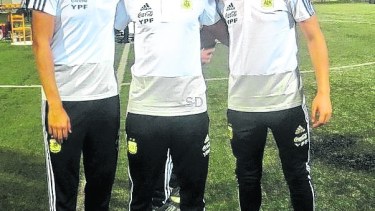 El roquense Alejo Tabárez (centro), posa junto a sus compañeros Aranda y Ortellado