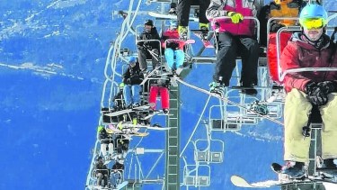 Con sol y buena nieve, los turistas que llegan en esta época aprovechan el cerro desde que abre hasta que cierra. Foto: gentileza