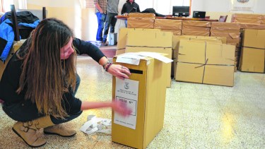 La preparación de las urnas, un ritual que se repite cada cuatro años en Bariloche. Foto: archivo