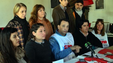 Integrantes de distintas organizaciones de la CTA piden que se declare la emergencia alimentaria. 
Foto: Marcelo Ochoa