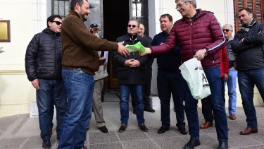 El gobierno realizó la entrega de maquinarias forrajeras. Foto: Mauricio Martin