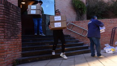 Las urnas son trasladadas desde el Juzgado Federal de Viedma. Foto: Mauricio Martin