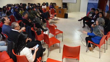 Un grupo de personas y representantes de asociaciones comunitarias debatieron sobre la situación del Archivo Histórico. Foto: Mauricio Martin.