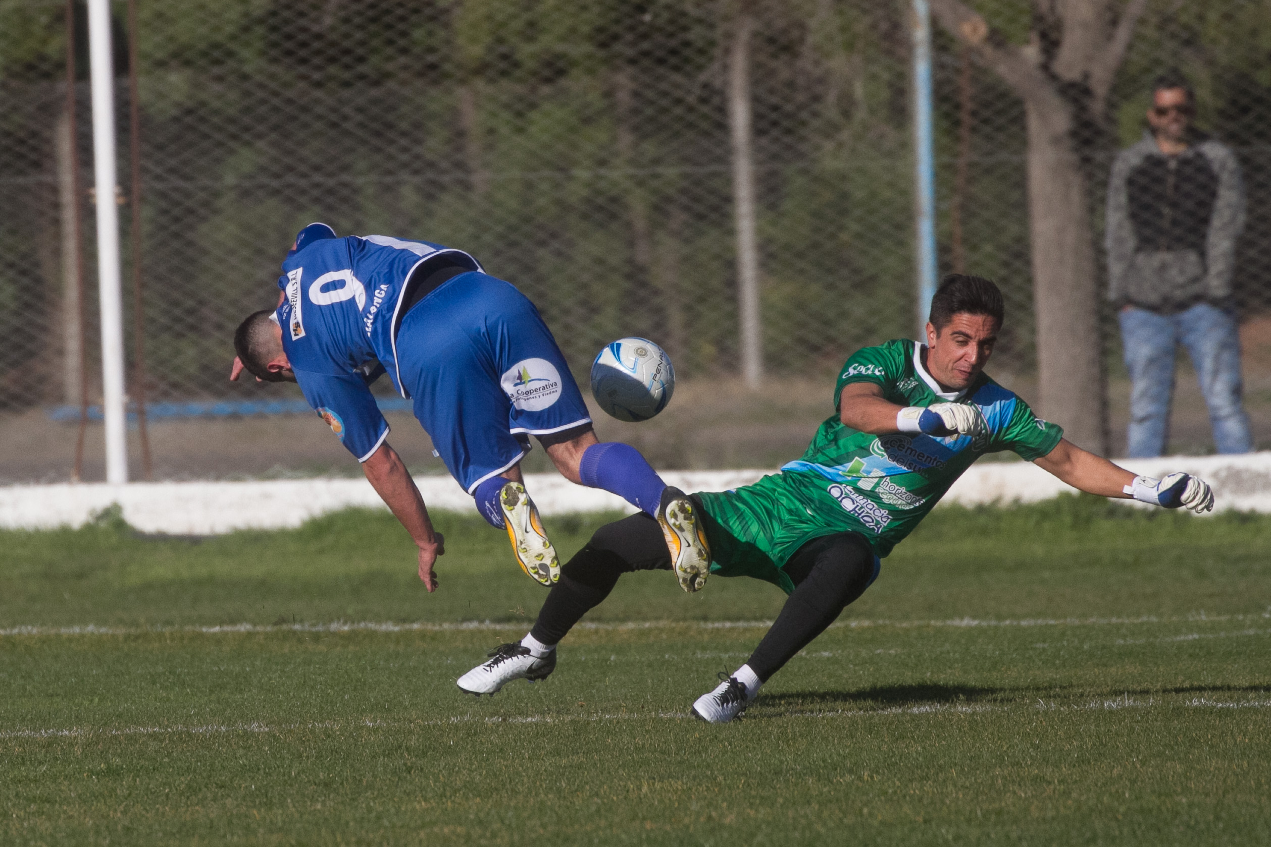 Sol de Mayo y Villalonga disputaron la final del torneo pasado. El equipo viedmense fue el campeón. Foto: Pablo Leguizamon.