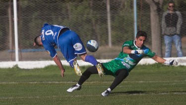 Sol de Mayo y Villalonga disputaron la final del torneo pasado. El equipo viedmense fue el campeón. Foto: Pablo Leguizamon.