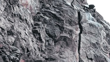 La roca está fractura. En ese zona la empresa colocará una malla de contención.