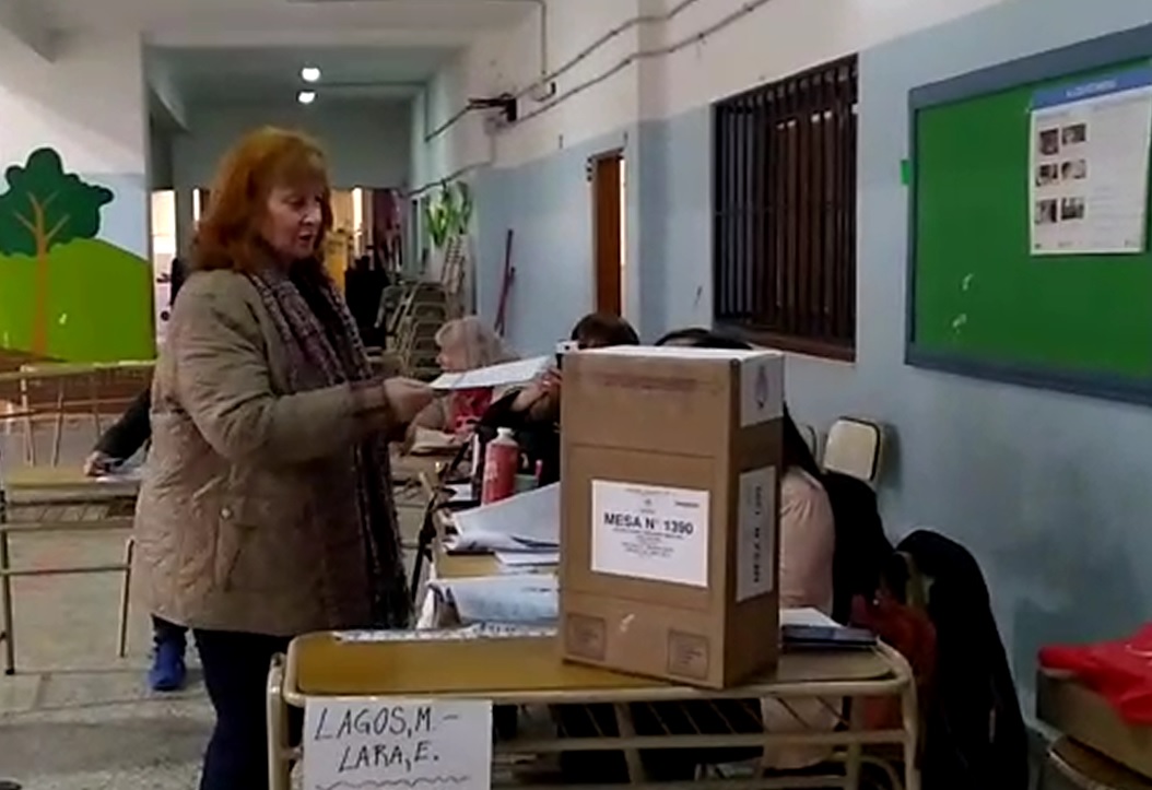 La candidata del Frente de Todos, Graciela Landriscini votó en el Colegio Brentana, en Cipolletti (Foto: Ag Cipolletti)
