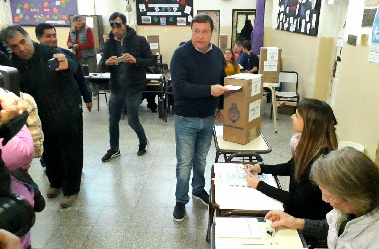 El gobernador Alberto Weretilneck votó en Cipolletti (Foto: Mauro Pérez)