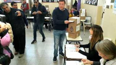 El gobernador Alberto Weretilneck votó en Cipolletti (Foto: Mauro Pérez)
