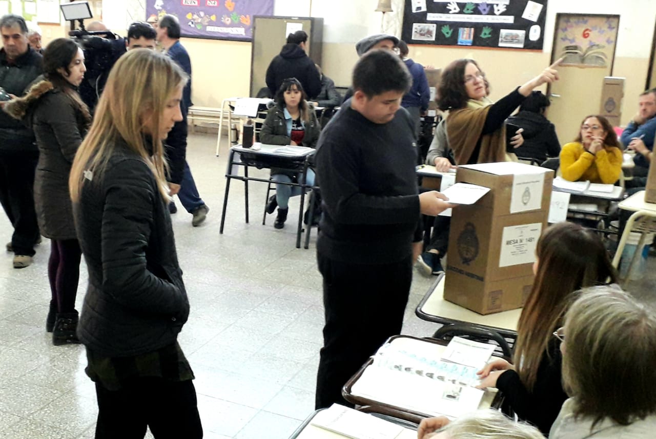 Santiago, el hijo de Alberto Weretilneck volvió a votar con su padre. (Foto: Mauro Pérez)