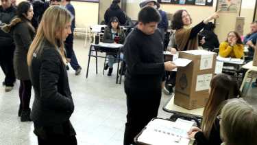 Santiago, el hijo de Alberto Weretilneck volvió a votar con su padre. (Foto: Mauro Pérez)
