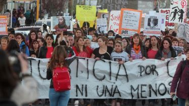 ¡Cielo López presente! era la consigna que se cantó en la masiva marcha de Plottier. Foto Oscar Livera
