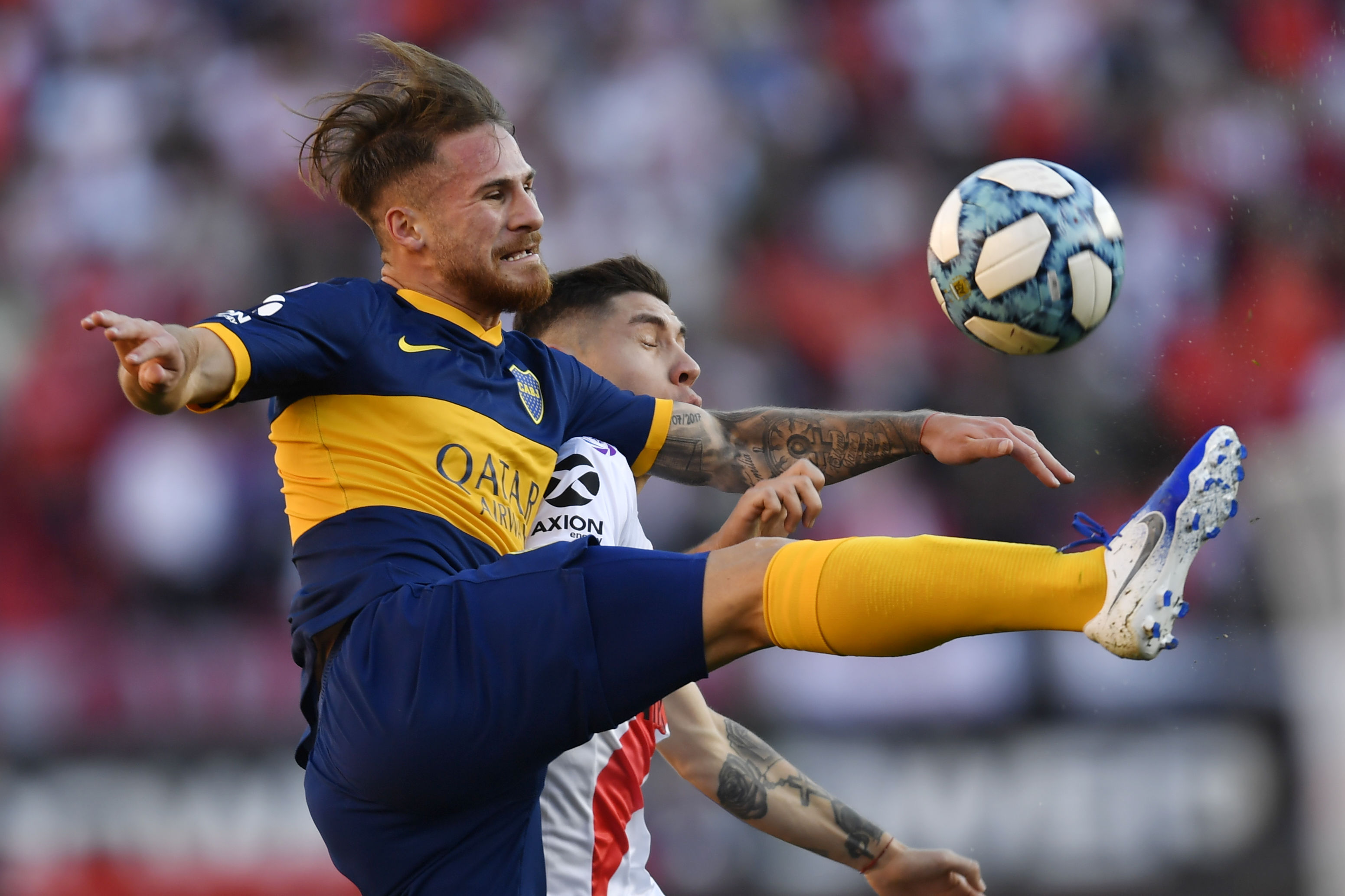 Mac Allister disputa el balón con Montiel en el partido que cierra la quinta fecha de la Superliga