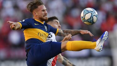 Mac Allister disputa el balón con Montiel en el partido que cierra la quinta fecha de la Superliga