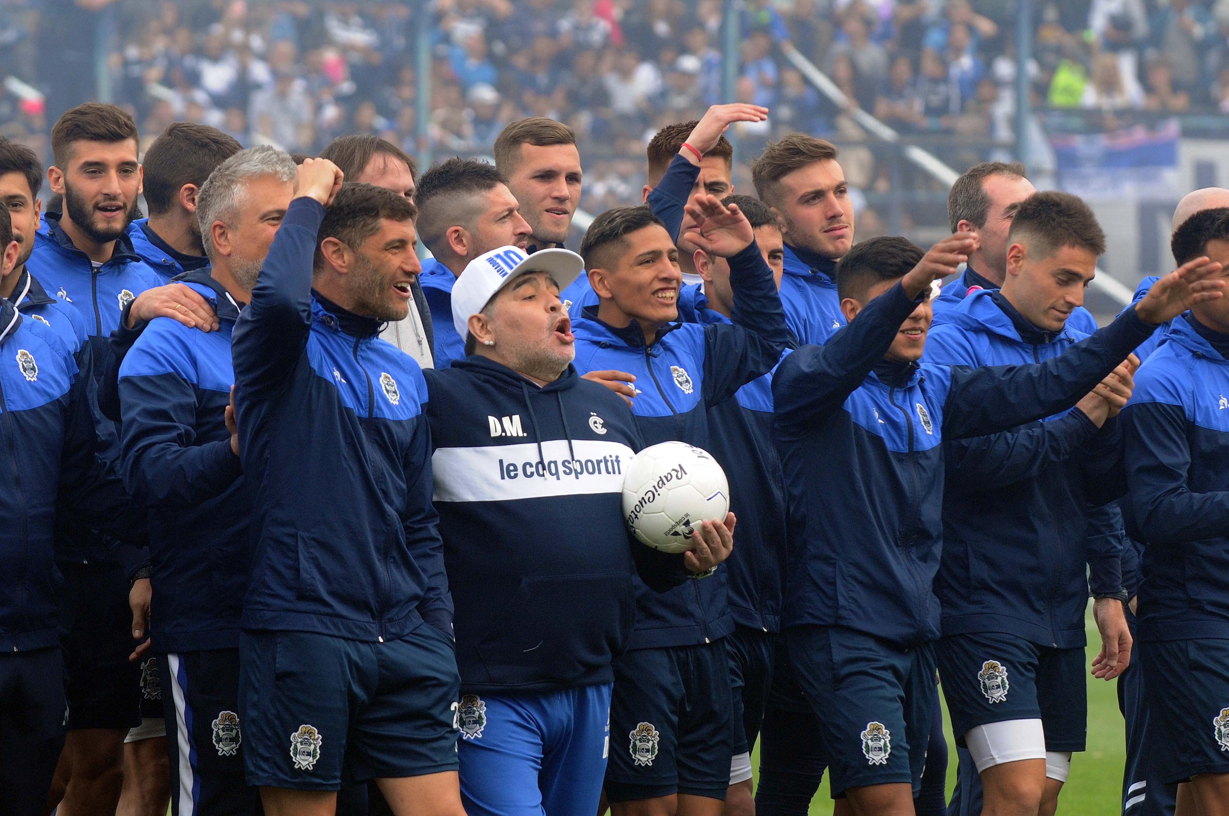 Maradona, acompañado por el capitán Licht y el resto de los jugadores, canta junto a los hinchas.