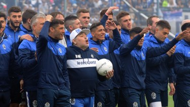 Maradona, acompañado por el capitán Licht y el resto de los jugadores, canta junto a los hinchas.