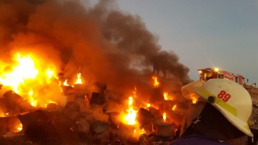 Los desechos fueron arrojados en un pozo de difícil acceso. (Foto: Gentileza Bomberos Voluntarios.-)