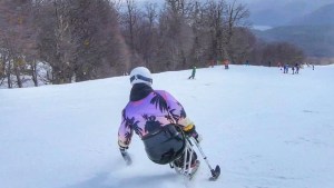 Mirá el video del modelo brasilero que no puede caminar pero la rompe en la nieve