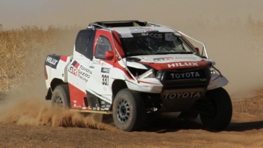 Alonso rompió bastante su camioneta, pero llegó al final de la etapa. Gentileza.