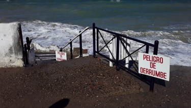 Así está Las Grutas, en medio de la sudestada