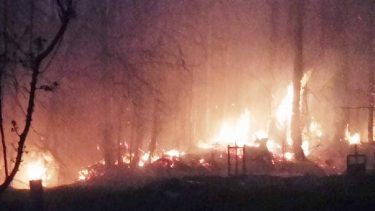 El incendio se desató alrededor de las 18 y fue controlado minutos antes de la medianoche. (Gentileza Centenario Digital).-