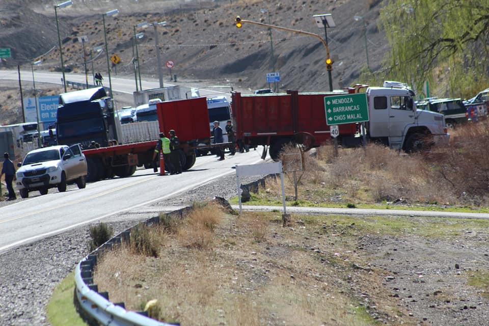 El camión atravesado que bloquea la ruta 40. Foto: Facebook @Gatuxoo