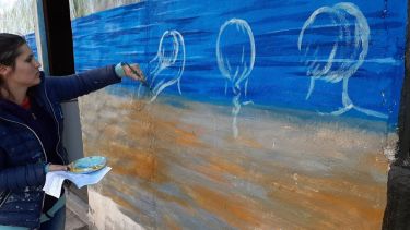 Las mujeres están de espaldas, abrazadas y en transparencia. Foto: gentileza.