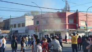 Femicidio de Cielo López: incendiaron un mercado en pleno centro de Plottier