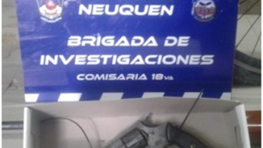 El revólver calibre 22 estaba escondido debajo de una almohada. (Foto: Gentileza.-)