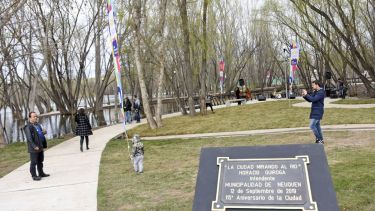El acto se hizo a orillas del río Limay. Aún persiste la crecida.