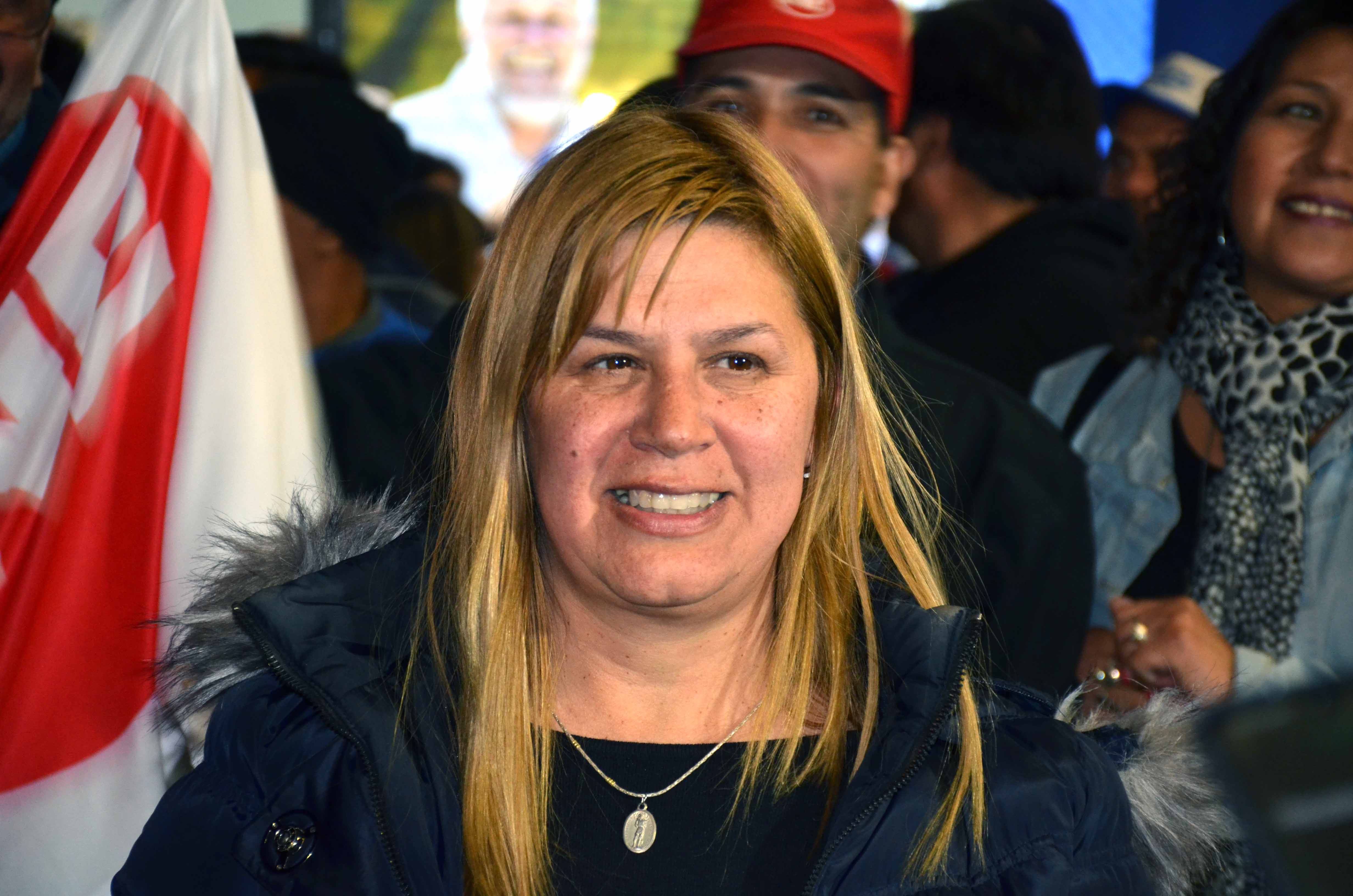 La intendenta electa Gloria Ruiz festejó ayer afuera del local partidario Foto Yamil Regules)
