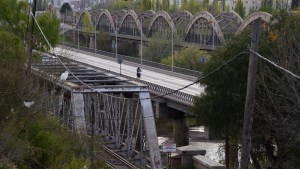 Acusaron a una mujer por intentar ahogar a su hijo en el río Neuquén