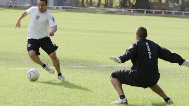 Urbano metió los dos goles en el último cruce entre Cipo y Olimpo. (Foto: Archivo)