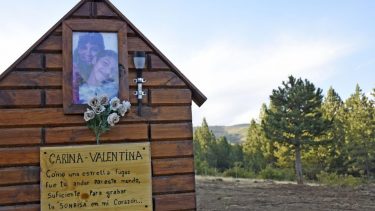 Carina Apablaza y su hija Valentina fueron asesinadas por Lorenzo Muños en la vía pública de Las Ovejas. Foto: Florencia Salto. 