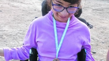 Aixa tiene 18 años y juega a las boccias. Sueña con participar en los Evita. Foto: Gentileza