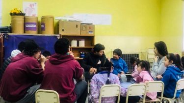 Un grupo de estudiantes de tercer año del Instituto Dante Alighieri concurre una vez por mes al jardín de infantes 3. Foto: gentileza