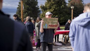 Estudiantes universitarios y secundarios respondieron a la convocatoria para levantar la voz contra el cambio climático. (Foto: Marcelo Martínez)