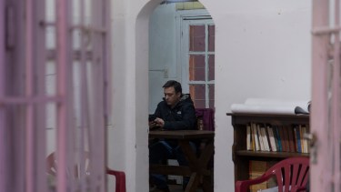 El candidato a intendente Daniel Natapof esperó en la unidad básica el resultado de la elección. (Foto: Marcelo Martínez)