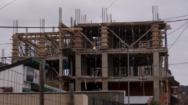 Las obras públicas y privadas están paralizadas en Bariloche , donde se reforzaron las restricciones para evitar la circulación de personas. (foto Archivo)