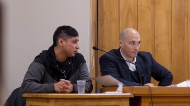 El imputado Kevin Galarce, junto al defensor oficial, Marcos Cicciarelo, en la audiencia. Foto: Marcelo Martínez
