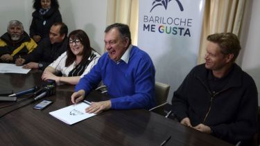 El intendnete Gennuso firmó el contrato por la red de gas en el Alto de Bariloche. Foto: Alfredo Leiva