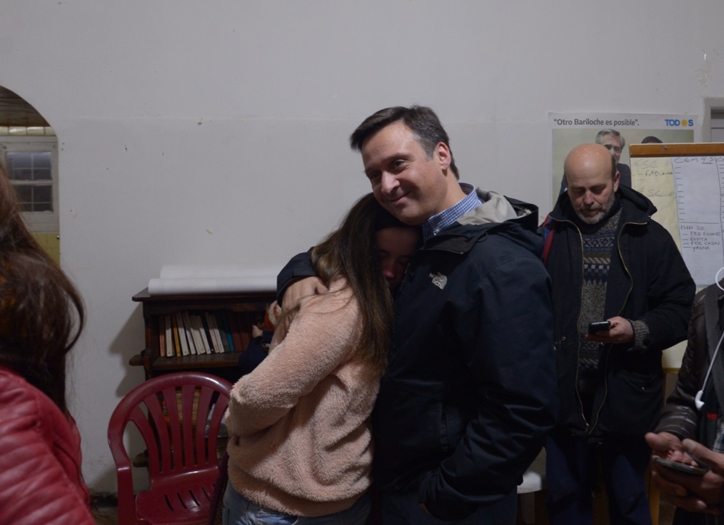Daniel Natapof estuvo acompañado de su familia y unos pocos militantes y candidatos en el momento de la derrota. (Foto: Marcelo Martínez)